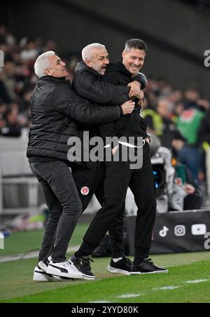 Stuttgart, Deutschland. 21st Dec, 2024. nach Spielende: Schlussjubel, Freude, Glueck, Jubel Trainer Coach Alexander Blessin FC St. Pauli VfB Stuttgart vs FC St Pauli 21.12.2024 DFL REGULATIONS PROHIBIT ANY USE OF PHOTOGRAPHS AS IMAGE SEQUENCES AND/OR QUASI-VIDEO/dpa/Alamy Live News Stock Photo