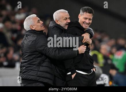 Stuttgart, Deutschland. 21st Dec, 2024. nach Spielende: Schlussjubel, Freude, Glueck, Jubel Trainer Coach Alexander Blessin FC St. Pauli VfB Stuttgart vs FC St Pauli 21.12.2024 DFL REGULATIONS PROHIBIT ANY USE OF PHOTOGRAPHS AS IMAGE SEQUENCES AND/OR QUASI-VIDEO/dpa/Alamy Live News Stock Photo