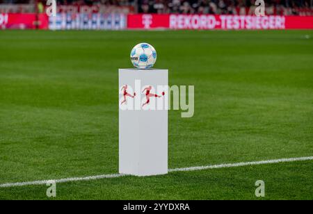 Ball / Spielball Derbystar auf Podest mit Logo der Deutschen Fussball Liga DFL / Symbolbild / Symbolfoto.  GER, FC Bayern Muenchen vs. RB Leipzig, Fussball, Bundesliga, 15. Spieltag, Spielzeit 2024/2025, 20.12.2024.  (DFL DFB REGULATIONS PROHIBIT ANY USE OF PHOTOGRAPHS as IMAGE SEQUENCES and or QUASI-VIDEO).  Foto: Eibner-Pressefoto/Heike Feiner Stock Photo