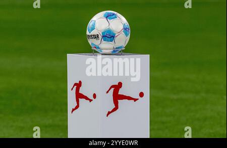 Ball / Spielball Derbystar auf Podest mit Logo der Deutschen Fussball Liga DFL / Symbolbild / Symbolfoto. GER, FC Bayern Muenchen vs. RB Leipzig, Fussball, Bundesliga, 15. Spieltag, Spielzeit 2024/2025, 20.12.2024. (DFL DFB REGULATIONS PROHIBIT ANY USE OF PHOTOGRAPHS as IMAGE SEQUENCES and or QUASI-VIDEO). Foto: Eibner-Pressefoto/Heike Feiner Stock Photo