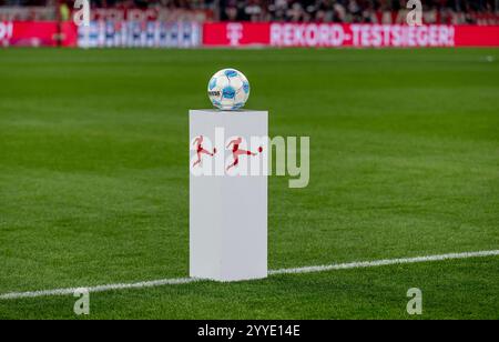 Muenchen, Deutschland. 20th Dec, 2024. Ball/Spielball Derbystar auf Podest mit Logo der Deutschen Fussball Liga DFL/Symbolbild/Symbolfoto. GER, FC Bayern Muenchen vs. RB Leipzig, Fussball, Bundesliga, 15. Spieltag, Spielzeit 2024/2025, 20.12.2024. (DFL DFB REGULATIONS PROHIBIT ANY USE OF PHOTOGRAPHS as IMAGE SEQUENCES and or QUASI-VIDEO). Foto: Eibner-Pressefoto/Heike Feiner Credit: dpa/Alamy Live News Stock Photo