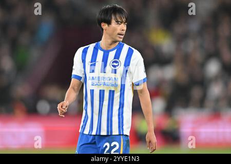 Kaoru Mitoma #22 of Brighton & Hove Albion arrives ahead of