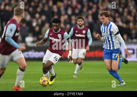 Mohammed Kudus (14 West Ham) controls the ball during the Premier League match between West Ham United and Brighton and Hove Albion at the London Stadium, Stratford on Saturday 21st December 2024. (Photo: Kevin Hodgson | MI News) Credit: MI News & Sport /Alamy Live News Stock Photo