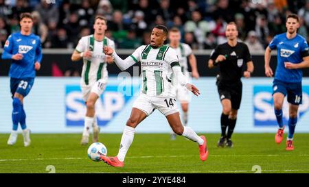 Sinsheim, Deutschland. 21st Dec, 2024. Alassane Plea (BMG, 14), am Ball, Freisteller, Ganzkörper, Einzelbild, Einzelfoto, Aktion, Action, 21.12.2024, Sinsheim (Deutschland), Fussball, Bundesliga, TSG 1899 Hoffenheim - Borussia Mönchengladbach, DFB/DFL REGULATIONS PROHIBIT ANY USE OF PHOTOGRAPHS AS IMAGE SEQUENCES AND/OR QUASI-VIDEO. Credit: dpa/Alamy Live News Stock Photo