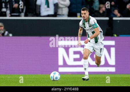 Sinsheim, Deutschland. 21st Dec, 2024. Julian Weigl (BMG, 8), am Ball, Freisteller, Ganzkörper, Einzelbild, Einzelfoto, Aktion, Action, 21.12.2024, Sinsheim (Deutschland), Fussball, Bundesliga, TSG 1899 Hoffenheim - Borussia Mönchengladbach, DFB/DFL REGULATIONS PROHIBIT ANY USE OF PHOTOGRAPHS AS IMAGE SEQUENCES AND/OR QUASI-VIDEO. Credit: dpa/Alamy Live News Stock Photo