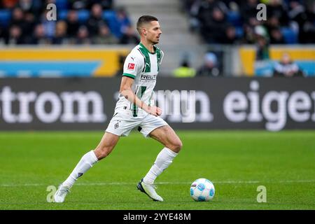 Sinsheim, Deutschland. 21st Dec, 2024. Julian Weigl (BMG, 8), am Ball, Freisteller, Ganzkörper, Einzelbild, Einzelfoto, Aktion, Action, 21.12.2024, Sinsheim (Deutschland), Fussball, Bundesliga, TSG 1899 Hoffenheim - Borussia Mönchengladbach, DFB/DFL REGULATIONS PROHIBIT ANY USE OF PHOTOGRAPHS AS IMAGE SEQUENCES AND/OR QUASI-VIDEO. Credit: dpa/Alamy Live News Stock Photo