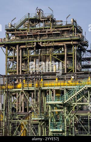 The chemical plants on the white side of the Schwelgern coking plant, which supplies Thyssenkrupp Steel's Schwelgern blast furnace plant on the Rhine Stock Photo