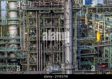 The chemical plants on the white side of the Schwelgern coking plant, which supplies Thyssenkrupp Steel's Schwelgern blast furnace plant on the Rhine Stock Photo