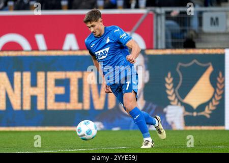 Sinsheim, Deutschland. 21st Dec, 2024. Tom Bischof (Hoffenheim, 7), am Ball, Freisteller, Ganzkörper, Einzelbild, Einzelfoto, Aktion, Action, 21.12.2024, Sinsheim (Deutschland), Fussball, Bundesliga, TSG 1899 Hoffenheim - Borussia Mönchengladbach, DFB/DFL REGULATIONS PROHIBIT ANY USE OF PHOTOGRAPHS AS IMAGE SEQUENCES AND/OR QUASI-VIDEO. Credit: dpa/Alamy Live News Stock Photo