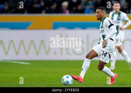 Sinsheim, Deutschland. 21st Dec, 2024. Alassane Plea (BMG, 14), am Ball, Freisteller, Ganzkörper, Einzelbild, Einzelfoto, Aktion, Action, 21.12.2024, Sinsheim (Deutschland), Fussball, Bundesliga, TSG 1899 Hoffenheim - Borussia Mönchengladbach, DFB/DFL REGULATIONS PROHIBIT ANY USE OF PHOTOGRAPHS AS IMAGE SEQUENCES AND/OR QUASI-VIDEO. Credit: dpa/Alamy Live News Stock Photo