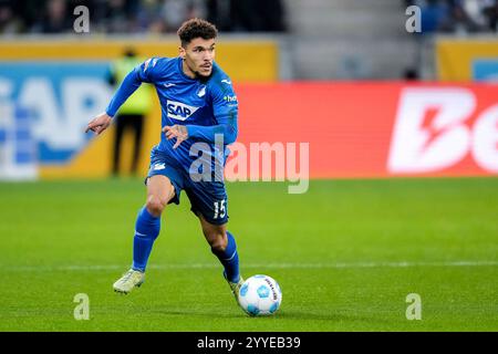 Sinsheim, Deutschland. 21st Dec, 2024. Valentin Gendrey (Hoffenheim, 15), am Ball, Freisteller, Ganzkörper, Einzelbild, Einzelfoto, Aktion, Action, 21.12.2024, Sinsheim (Deutschland), Fussball, Bundesliga, TSG 1899 Hoffenheim - Borussia Mönchengladbach, DFB/DFL REGULATIONS PROHIBIT ANY USE OF PHOTOGRAPHS AS IMAGE SEQUENCES AND/OR QUASI-VIDEO. Credit: dpa/Alamy Live News Stock Photo