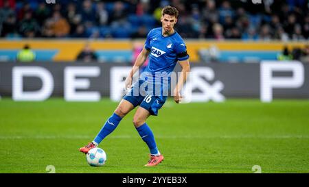 Sinsheim, Deutschland. 21st Dec, 2024. Anton Stach (Hoffenheim, 16), am Ball, Freisteller, Ganzkörper, Einzelbild, Einzelfoto, Aktion, Action, 21.12.2024, Sinsheim (Deutschland), Fussball, Bundesliga, TSG 1899 Hoffenheim - Borussia Mönchengladbach, DFB/DFL REGULATIONS PROHIBIT ANY USE OF PHOTOGRAPHS AS IMAGE SEQUENCES AND/OR QUASI-VIDEO. Credit: dpa/Alamy Live News Stock Photo