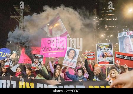 Tel Aviv, Tel Aviv, Israel. 21st Dec, 2024. Thousands are protesting for a hostage deal (Credit Image: © Gaby Schuetze/ZUMA Press Wire) EDITORIAL USAGE ONLY! Not for Commercial USAGE! Stock Photo