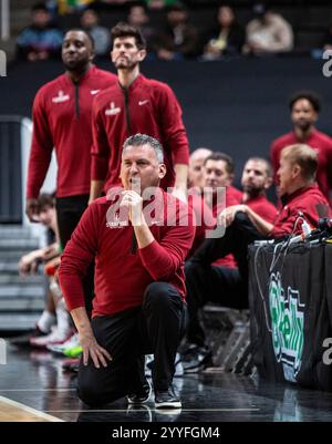 December 21 2024 San Jose, CA U.S.A. Stanford head coach Kyle Smith looks over Oregon defense during the NCAA San Jose Tip-Off Mens Basketball game between the Oregon Ducks and the Stanford Cardinal. Oregon beat Stanford 76-61 at the Sap Center San Jose Calif. Thurman James/CSM (Credit Image: © Thurman James/Cal Sport Media) Stock Photo
