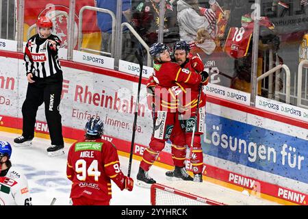 Eishockey DEL - 24/25 - 29. Spieltag: Düsseldorfer EG vs Augsburger Panther am 22.12.2024 im PSD Bank Dome in Düsseldorf Düsseldorfer Torjubel nach dem 2:1 Foto: osnapix Stock Photo