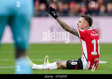 EINDHOVEN, NETHERLANDS - DECEMBER 22: Noa Lang of PSV runs with the ...