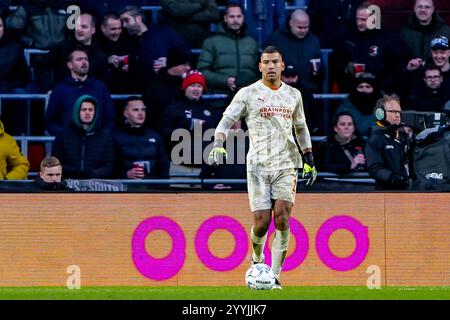 EINDHOVEN, NETHERLANDS - DECEMBER 22: goalkeeper Walter Benítez of PSV dribbles with the ball during the Dutch Eredivisie match between PSV and Feyenoord at Philips Stadion on December 22, 2024 in Eindhoven, Netherlands. (Photo by Andre Weening/Orange Pictures) Stock Photo