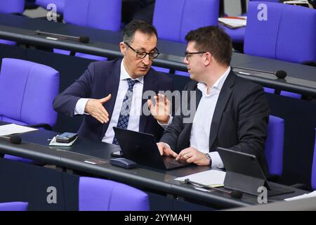 Berlin, Deutschland, 20.12.2024: Deutscher Bundestag: 208. Bundestagssitzung: Bundesminister für Ernährung und Landwirtschaft und zusätzlich für Bildung und Forschung Cem Özdemir Bündnis90/Die Grünen und Staatssekretär im Verteidigungsministerium Thomas Hitschler SPD *** Berlin, Germany, 20 12 2024 German Bundestag 208 Bundestag session Federal Minister of Food and Agriculture and additionally for Education and Research Cem Özdemir Bündnis90 Die Grünen and State Secretary in the Ministry of Defense Thomas Hitschler SPD Copyright: xdtsxNachrichtenagenturx dts 54536 Stock Photo