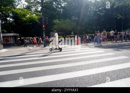 Sao Paulo SP Brazil December 22 2024 Pedestrians enjoy a sunny and leisurely Sunday on Avenida Paulista in São Paulo. (Photo Faga/Sipa Usa) Credit: Sipa USA/Alamy Live News Stock Photo