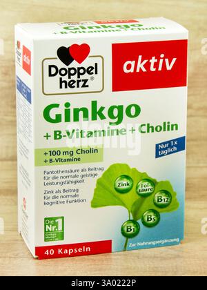 Doppelherz Ginkgo Kapseln in der Verpackung freigestellt Hintergrund Holz Stock Photo