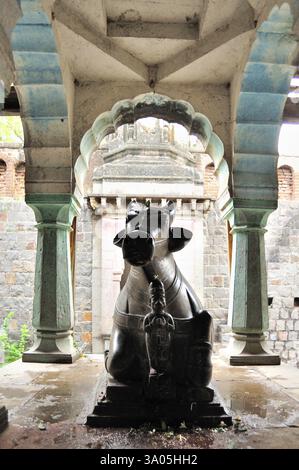 Nandi bull statue at Kashi Vishwanath Temple, Rashin, Karjat ...