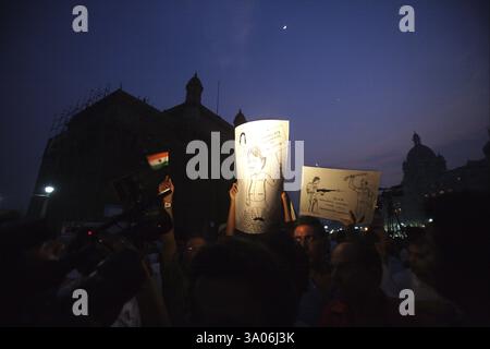 People holding placard cartoons chief minister Maharashtra Vilasrao Deshmukh protest terrorist attack 26th November 2008 Bombay Stock Photo