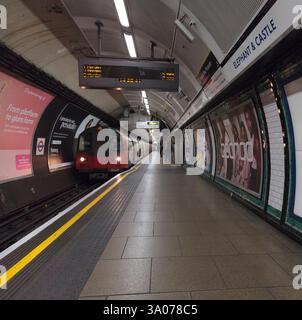 London Underground 1995 stock Northern line train at Elephant and ...