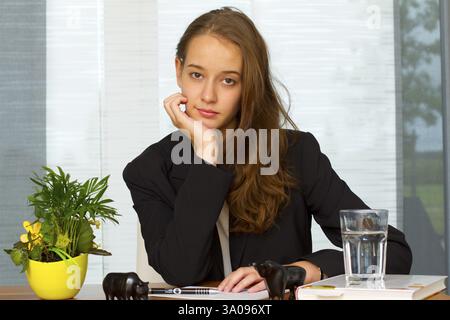 Boss, boss, junior boss at desk, woman 20, years, office, office work, student Stock Photo