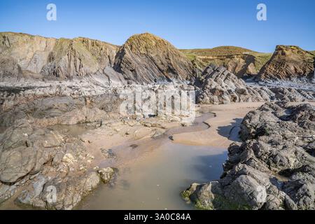 Geological layers and rocks on Sandymouth Bay beach Cornwall Stock Photo
