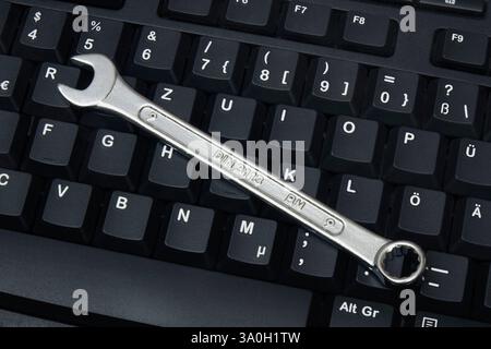 Ringmaulschlüssel auf Tastatur Ringmaulschlüssel auf Tastatur, 20.11.2024, Borkwalde, Brandenburg, Auf einer Tastatur liegt ein Ringmaulschlüssel. *** Combination wrench on keyboard Combination wrench on keyboard, 20 11 2024, Borkwalde, Brandenburg, A combination wrench is lying on a keyboard Stock Photo