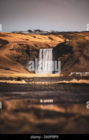 Der Skógafoss (Waldwasserfall) ist ein Wasserfall des Flusses Skógá im Süden Islands und eines der beliebtesten Ausflugsziele und Fotomotive. Fotografiert am 11.02.2025. // The Skógafoss (forest waterfall) is a waterfall on the river Skógá in southern Iceland and one of the most popular tourist destinations and photo subjects. Photographed on February 11, 2025. - 20250211 PD26038 Credit: APA-PictureDesk/17�Թ����� Live News Stock Photo
