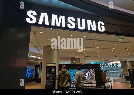 A shop near Nanjing Road Pedestrian Street in Huangpu district ...