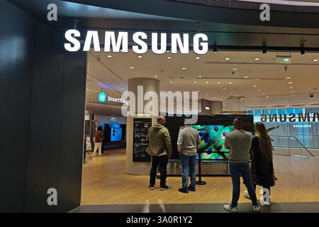 A shop near Nanjing Road Pedestrian Street in Huangpu district ...