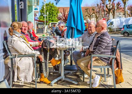 Group of friends chatting and having morning coffee on terrace of café - La Roche Posay, Vienne (86), France. Stock Photo
