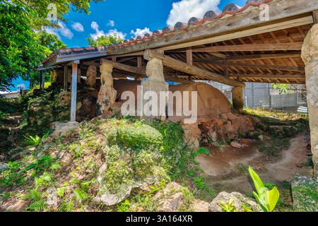 Photo shows the Fuenukama "noborigama" (climbing) kiln that still stands in the grounds of Fuenukama cafe along Yachimun-dori in the Tsuboya district Stock Photo
