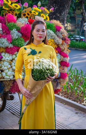 Vietnam, Hanoi, Ba Dinh district, photo shooting in front of a flowers street vendor Stock Photo