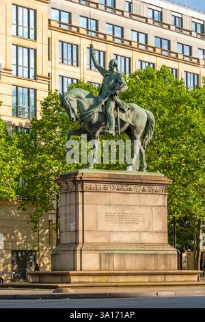 A bronze statue of the first President of the United States of America ...
