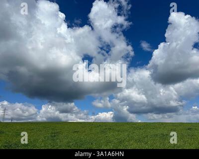 Stratocumulus, stratocumuli, commonly known as stratocumuli, are cumulus clouds without fibers and are formed in a similar way to cumulus clouds. Stock Photo