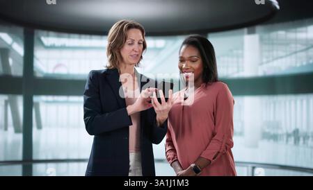 Career Conversation: Diverse HR Exec Delivers Elevator Pitch With Confidence Stock Photo