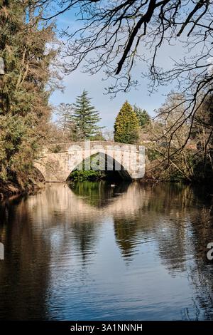 Stone Arch Bridge over Derwent River, Baslow, Derbyshire, England ...