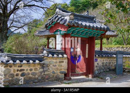 Sunchang County, South Korea - October 4, 2021: The ornately decorated entrance gate to Guamjeong Pavilion, featuring traditional wooden doors with a Stock Photo