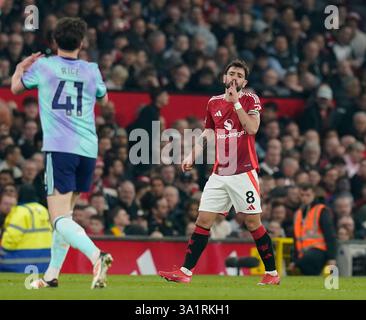 Declan Rice of Arsenal and Bruno Fernandes of Manchester United