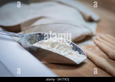 Mehl in einer Abwiegeschaufel aufgenommen in Berlin, 22.01.2025. Berlin Deutschland *** Flour in a weighing scoop taken in Berlin, 22 01 2025 Berlin Germany Copyright: xAmreixSchulzx Stock Photo