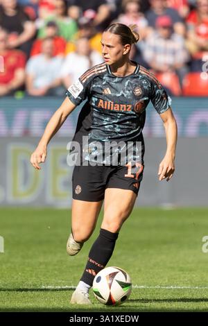 Klara Buehl (FC Bayern Muenchen, #17) freut sich mit ihren ...