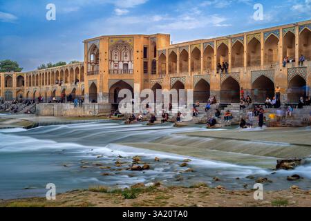 Zayanderud The Khaju Bridge on the Zayanderud river in Isfahan, Iran Stock Photo ...