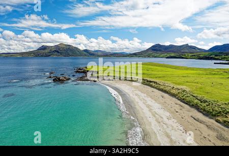 Renvyle Beach, at Tully Cross, north Connemara, Ireland. Looking east to Mweelrea mountains, left, beyond mouth of Killary Harbour Stock Photo