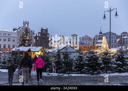 Snow-covered Christmas market on the market square of the Hanseatic city of Wismar, in the background the Alter Schwede community centre, Mecklenburg- Stock Photo