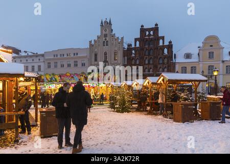 Snow-covered Christmas market on the market square of the Hanseatic city of Wismar, in the background the Alter Schwede community centre, Mecklenburg- Stock Photo