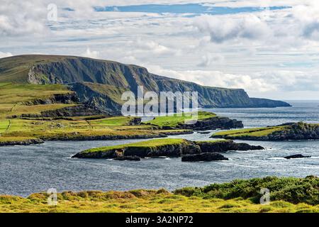 The 1000ft Kerry Cliffs on west of Iveragh peninsula Ring of Kerry and on the Wild Atlantic Way. Looking south east from near Bray Head, Valentia Stock Photo