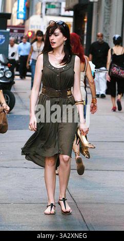 Aug. 7, 2002 - K45243AR.'' THE DEVIL WEARS PRADA '' FILM SET MIDTOWN IN NEW YORK CITY IN NEW YORK CITY.9-21-2005. ANDREA RENAULT- 2005 .ANNE HATHAWAY(Credit Image: Globe Photos/ZUMAPRESS.com Stock Photo - Alamy Aug. 7, 2002 - K45243AR.'' THE DEVIL WEARS PRADA '' FILM SET MIDTOWN IN NEW YORK CITY IN NEW YORK CITY.9-21-2005. ANDREA RENAULT- 2005 .ANNE HATHAWAY(Credit Image: Globe Photos/ZUMAPRESS.com Stock Photo - Alamy